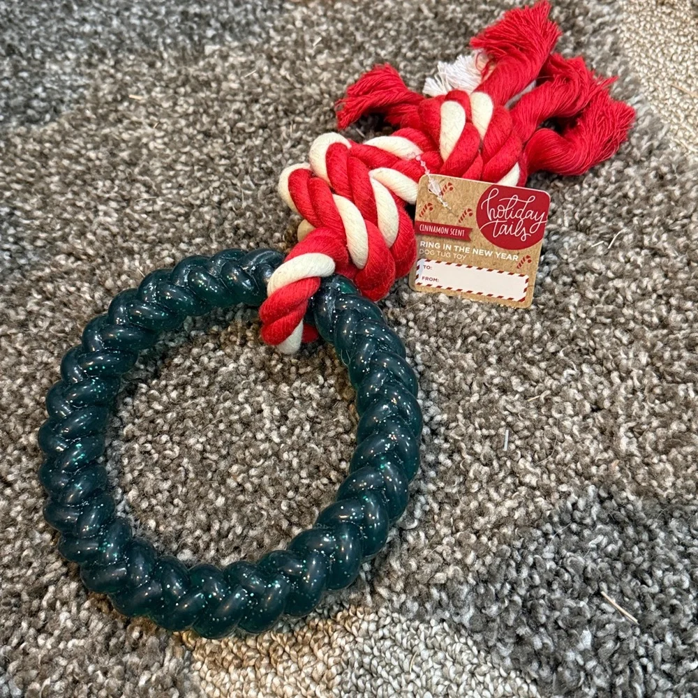 NEW. Holiday Tails Christmas Red and White Rope Dog Toy, with green Ring. 🐕 🎄